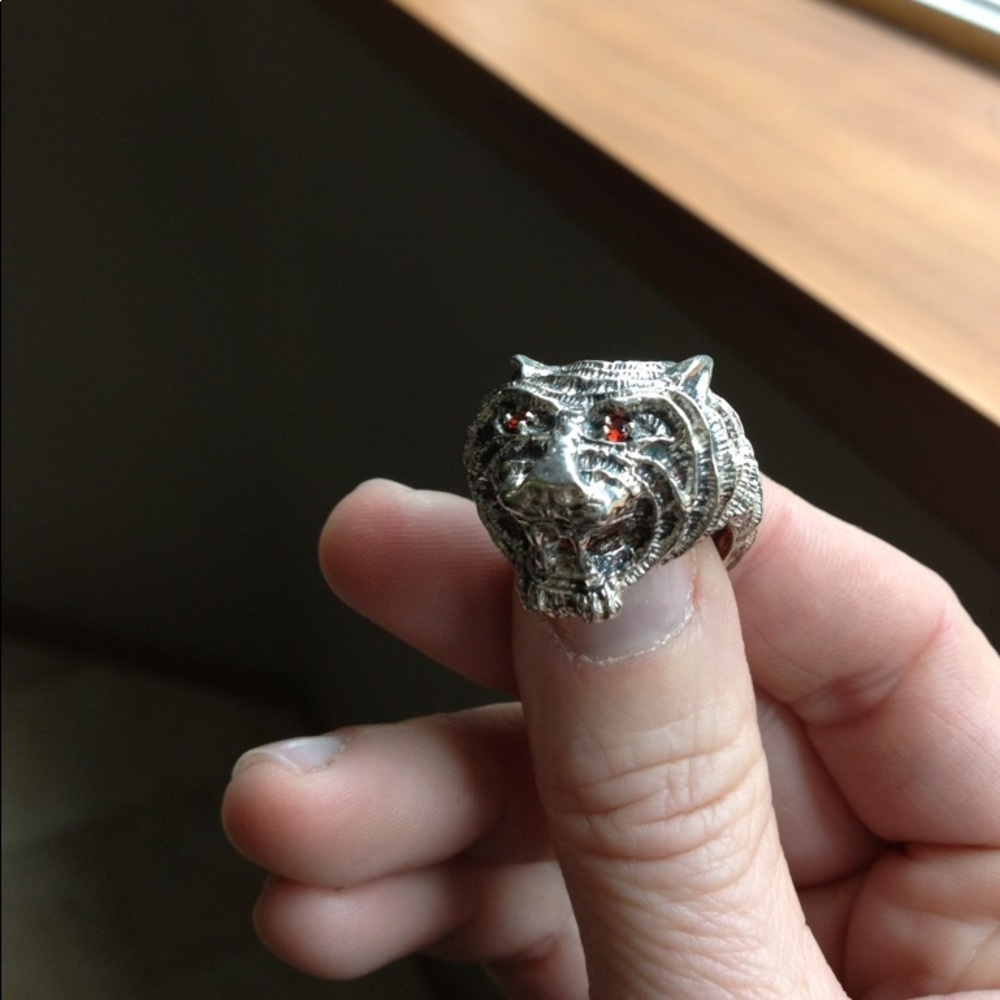 Silver tiger head ring, sz 7 with garnet eyes